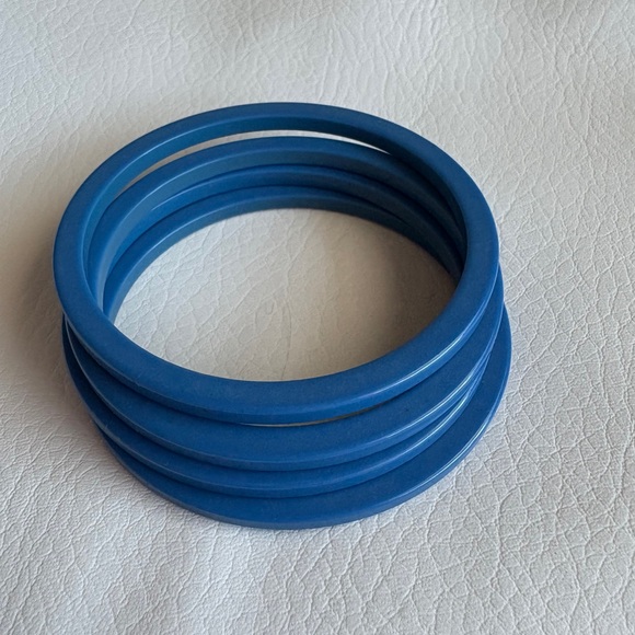 Set of four (4) | vintage (1950s/1960s) | blue plastic costume jewelry bangles - Picture 7 of 10